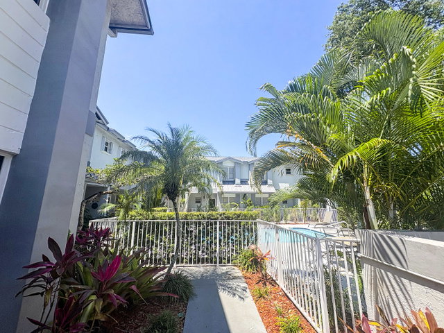 Harbour Oaks Townhome Condo photo 3